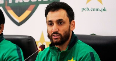 पाकिस्तान के कप्तान सलमान अली भारत से होने वाले मैच के सवाल को लेकर भड़क गए