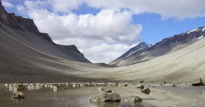 दुनिया का सबसे ज्यादा नमकीन पानी वाला तालाब. (फोटो: Reddit)