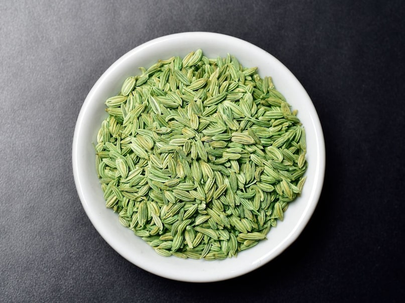 Saunf Health Benefits: अगर आपको अक्सर गैस, बदहज़मी और एसिडिटी की समस्या रहती है, तो एक आसान सा घरेलू उपाय आपकी पाचन से जुड़ी बड़ी समस्याओं को हल कर सकता है. खाना खाने के बाद कुछ हरे बीज चबाने की आदत डालने से आपका पाचन काफी बेहतर हो सकता है.