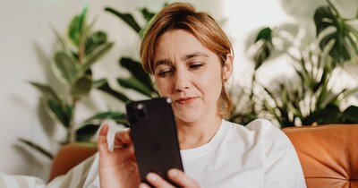 ज्यादा स्क्रीन देखने से आंखों की कई समस्याएं पैदा हो सकती हैं.