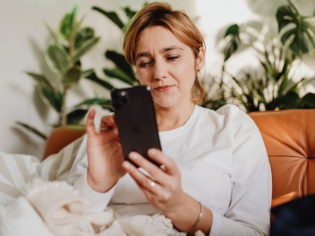 খুব বেশি স্ক্রীন দেখা কি আপনার দৃষ্টিশক্তির ক্ষতি করতে পারে? ডাক্তারের কাছ থেকে জেনে নিন ঘটনাটি