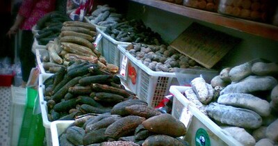 समुद्री खीरा समुद्र तल पर मिलने वाले जैविक कचरे, मृत जीवों के अवशेषों और गंदगी को खाता है. यह रेत और मिट्टी को मुंह में डालता है, उसमें से पोषक तत्व सोखता है और साफ रेत को बाहर निकाल देता है. यह प्रक्रिया समुद्री तल को साफ रखने और पोषक तत्वों के रिसायकिल करने में मदद करती है, ठीक वैसे ही जैसे केंचुए जमीन को उपजाऊ बनाते हैं. इसलिए इसे समुद्र का वैक्यूम क्लीनर भी कहा जाता है. 