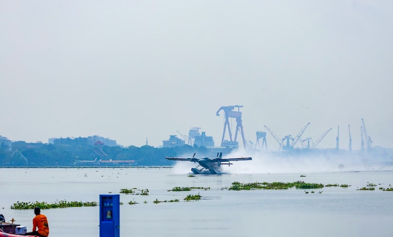 इन एयरोड्रम्स को इस तरह से डिजाइन किया गया है कि इसमें 2B टाइप फ्लोटप्लेन को आसानी से उड़ाया जा सके. सीप्लेन में स्पाइसजेट की बड़ी हिस्सेदार है. स्पाइसजेट 19 सीटों वाला वाइकिंग ट्विन ऑटेर सी प्लेन उड़ा रहा है. सी प्लेन सिर्फ कनेक्टिविटी को ही बढ़ावा नहीं देगा बल्कि इससे स्थानीय स्तर पर टूरिज्म और रोजगार के नए रास्ते खुलेंगे. Photo : Kerala Tourism इन एयरोड्रम्स को इस तरह से डिजाइन किया गया है कि इसमें 2B टाइप फ्लोटप्लेन को आसानी से उड़ाया जा सके. सीप्लेन में स्पाइसजेट की बड़ी हिस्सेदार है. स्पाइसजेट 19 सीटों वाला वाइकिंग ट्विन ऑटेर सी प्लेन उड़ा रहा है. सी प्लेन सिर्फ कनेक्टिविटी को ही बढ़ावा नहीं देगा बल्कि इससे स्थानीय स्तर पर टूरिज्म और रोजगार के नए रास्ते खुलेंगे. Photo : Kerala Tourism