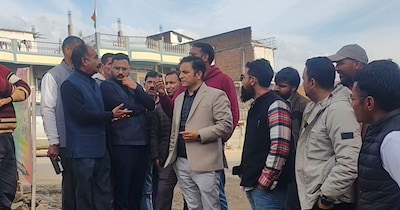 एसडीएम गणेश ठाकुर ने लोगों की समस्याओं को मौके पर सुना.