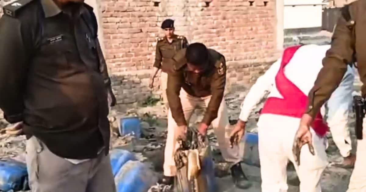 स्कूल के पीछे, जमीन के नीचे छिपा था 'खजाना', पुलिस ने शुरू की खुदाई, मिले शराब के कई ड्रम