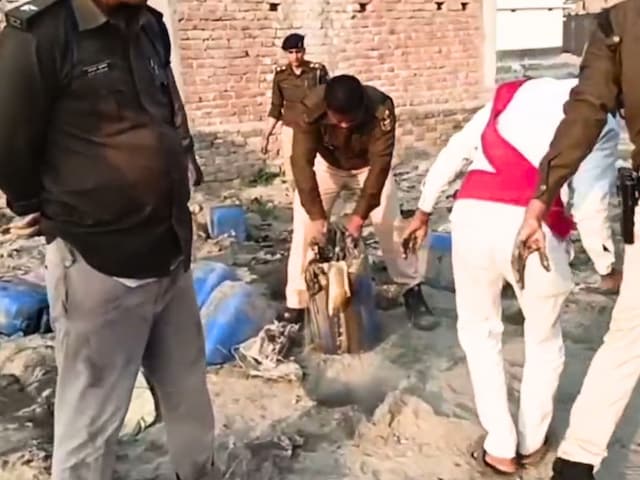 स्कूल के पीछे, जमीन के नीचे छिपा था 'खजाना', पुलिस ने शुरू की खुदाई, मिली शराब