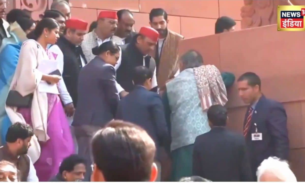 संसद की सीढ़ियों पर अचानक फिसले शशि थरूर अखिलेश यादव ने झट से संभाला देखें वीडियो