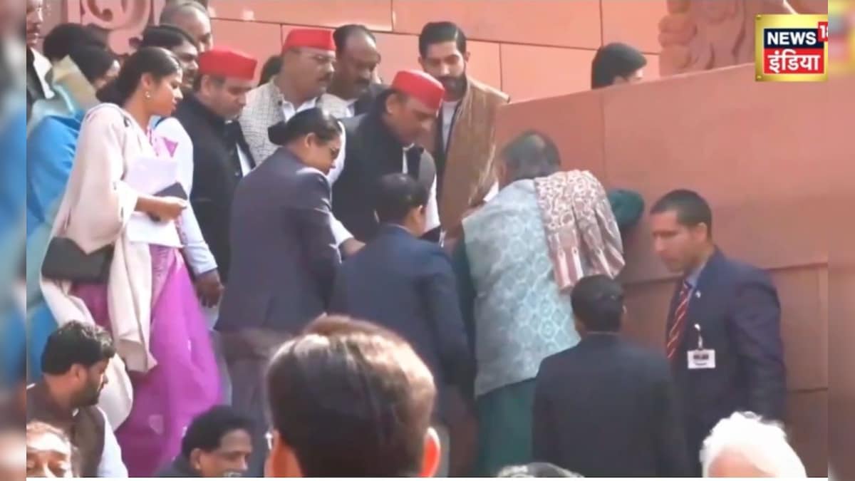 संसद की सीढ़ियों पर अचानक फिसले शशि थरूर, अखिलेश यादव ने झट से संभाला, देखें वीडियो