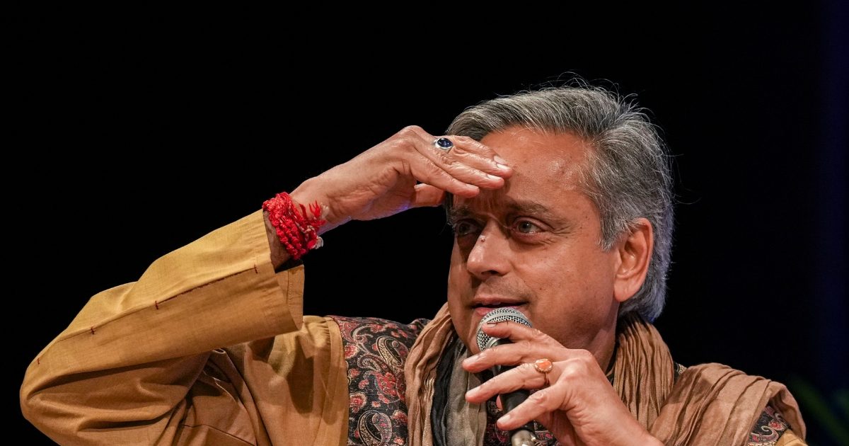 राष्ट्रवाद पर नई बहस: शशि थरूर बोले - वंदे मातरम् गाने के लिए बाध्य न करें