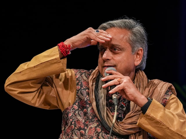 शशि थरूर बोले - वंदे मातरम् गाने के लिए बाध्य न करें