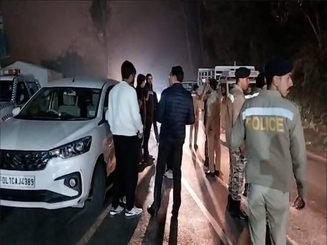 AI समिट केसः 20 घंटे हाईवोल्टेज ड्रामा, 3 आरोपियों को लेकर निकली दिल्ली पुलिस