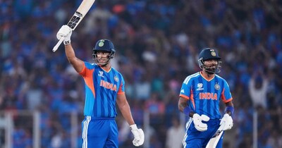 टीम की शुरुआत खराब हुई थी. तीसरी गेंद पर अभिषेक शर्मा (0) का विकेट खो चुकी थी. यहां से तिलक वर्मा ने टीम को संभाला. उन्होंने ईशान किशन के साथ दूसरे विकेट के लिए 39 रन, जबकि कप्तान सूर्यकुमार यादव के साथ 30 रन की साझेदारी की. तिलक 27 गेंदों में 31 रन बनाकर आउट हुए, जिसके बाद कप्तान सूर्या ने शिवम दुबे के साथ चौथे विकेट के लिए 41 रन जुटाकर टीम को 110 के स्कोर तक पहुंचाया. सूर्या टीम के खाते में 34 रन का योगदान देकर पवेलियन लौटे. इसके बाद शिवम दुबे ने तूफानी पारी खेलकर टीम को विशाल स्कोर तक पहुंचाया. दुबे ने 31 गेंदों में 6 छक्के और 4 चौके लगाकर 66 रन बनाए, जबकि हार्दिक ने 21 गेंदों में 30 रन की पारी खेली.