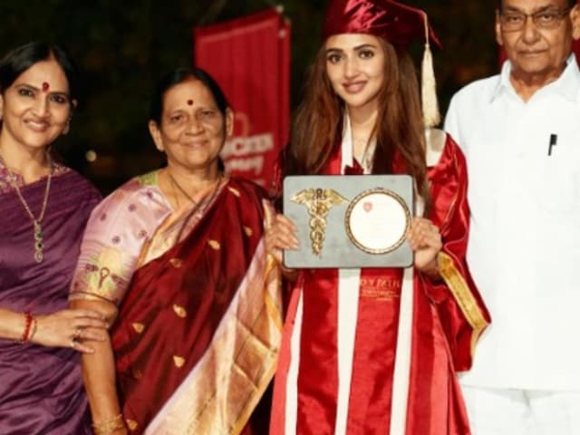 'अब डॉ. श्रीलीला कहिए', मैरून गाउन में डिग्री थामे इमोशनल दिखीं हीरोइन