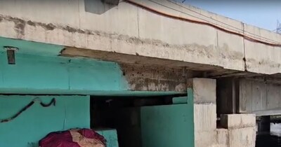 हिंडन पुल के नीचे मजार.