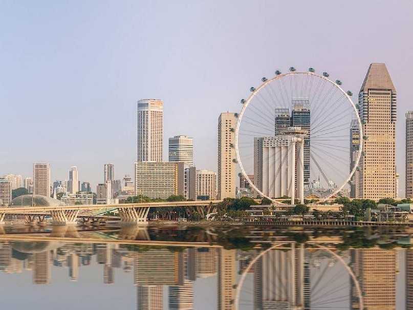 खर्च की बात करें तो भारत से 4–5 दिन का सिंगापुर दौरा लगभग 90,000 से 1.5 लाख रुपये प्रति व्यक्ति तक पड़ता है, जो आपकी फ्लाइट और होटल पर निर्भर करता है. माउंट फेबर और सेंटोसा की केबल कार तथा अन्य गतिविधियों पर करीब 10,000–15,000 रुपये का अतिरिक्त खर्च आता है, लेकिन ये अनुभव पूरे सफर को अधिक यादगार और पैसा वसूल बना देते हैं. 