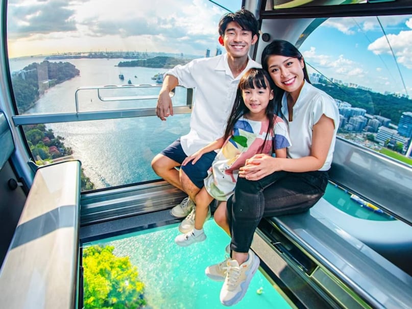 आपको बता दें कि सिंगापुर में माउंट फेबर पीक, हार्बरफ्रंट और सेंटोसा आइलैंड को जोड़ने वाली केबल कार राइड अब सिर्फ सफर नहीं, बल्कि सिंगापुर का सिग्नेचर एक्सपीरियंस बन चुकी है. इससे हवा में बैठकर शहर का स्काईलाइन, समुद्र और हरियाली का 360-डिग्री नजारा दिखाई देता है. यह परिवारों, कपल्स और बच्चों के लिए यादगार पल बन जाता है. 