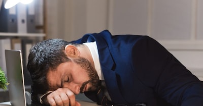 खाना खाने के बाद शरीर में कई जैविक प्रक्रियाएं होती हैं, जिससे नींद आने लगती है.