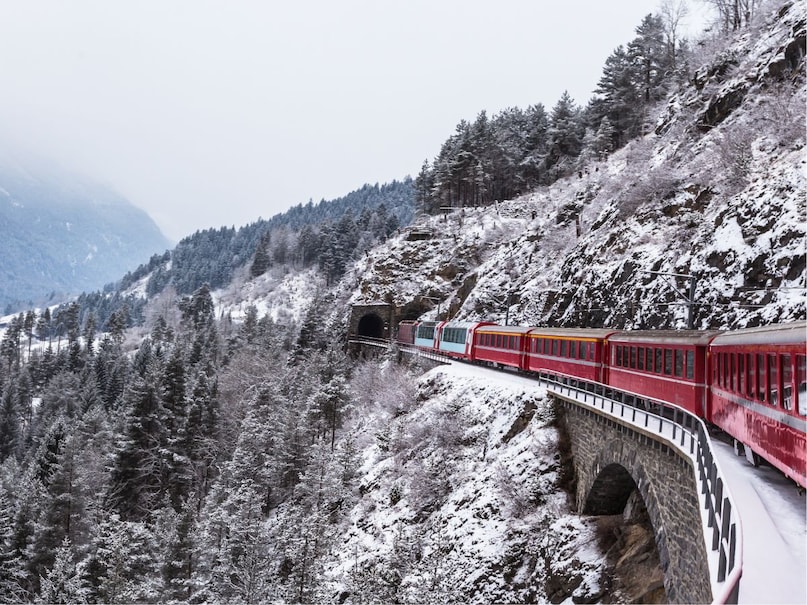 अहमदाबाद-बिहार होली स्पेशलट्रेनें - ट्रेन 09447 (अहमदाबाद-पटना): 25 मार्च तक हर बुधवार को अपने रेगुलर शेड्यूल और स्टॉपेज के साथ चलेगी. - ट्रेन 09448 (पटना-अहमदाबाद): 27 मार्च तक हर शुक्रवार को अपने नॉर्मल शेड्यूल और स्टॉपेज के साथ चलेगी. - ट्रेन 09465 (अहमदाबाद-दरभंगा): 27 मार्च तक हर शुक्रवार को अपने रेगुलर शेड्यूल और स्टॉपेज के साथ चलेगी. - ट्रेन 09466 (दरभंगा-अहमदाबाद): 30 मार्च तक हर सोमवार को अपने नॉर्मल शेड्यूल और स्टॉपेज के साथ चलेगी.