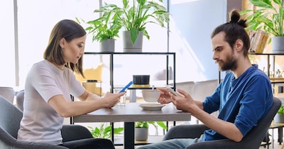 स्मार्टफोन के कारण लोगों की मेंटल हेल्थ बिगड़ रही है.