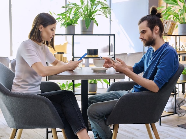 আপনার স্মার্টফোন কি আপনার মানসিক চাপের কারণ? জেনে নিন এই ৫টি লক্ষণ দিয়ে, নাহলে...