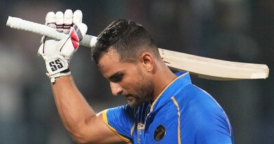 बिहार में जन्मे यूएई के लिए वर्ल्ड कप में खेल रहे शोएब खान ने अपनी बैटिंग से दिल जीत लिया. 