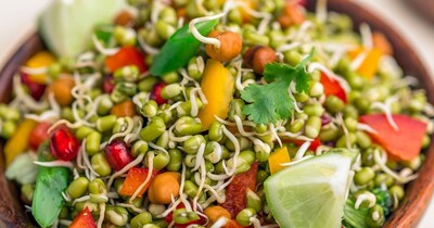 मूंग दाल स्प्राउट्स का सेवन करना सेहत के लिए बेहद फायदेमंद है.