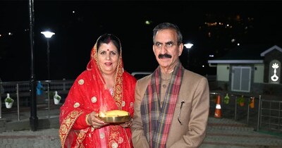 हिमाचल प्रदेश के सीएम सुक्खू और उनकी विधायक पत्नी कमलेश ठाकुर (फाइल फोटो)