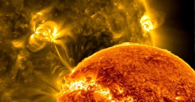 सौर ज्वालाएं छोड़ रहा है सूर्य. 