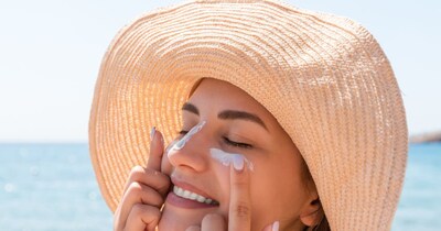 सनस्क्रीन स्किन को सूरज की खतरनाक UV किरणों से बचाती है.