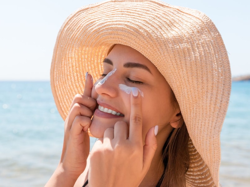sunscreen benefits in summer, importance of sunscreen for skin protection, how to prevent sunburn and tanning, SPF 30 sunscreen daily use, protection from harmful UV rays, summer skincare tips for sun exposure, सनस्क्रीन के फायदे, गर्मियों में त्वचा की देखभाल, धूप से बचाव, यूवी किरणों से सुरक्षा