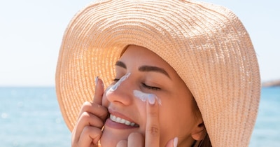 सनस्क्रीन से पहले मॉइश्चराइजर लगाना फायदेमंद माना जाता है.