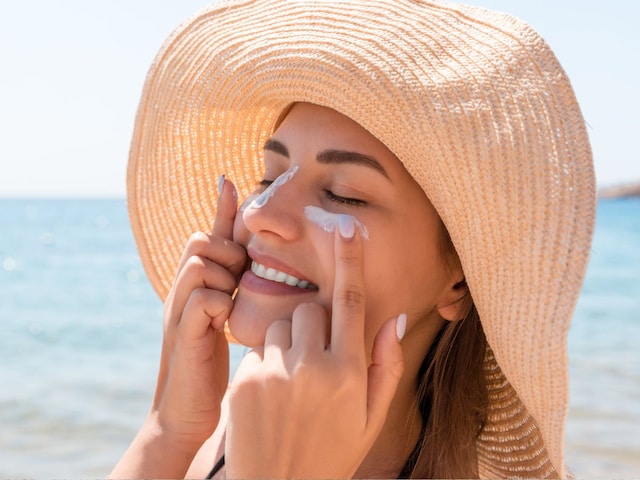 क्या सनस्क्रीन से पहले मॉइश्चराइजर लगाना जरूरी? स्किन स्पेशलिस्ट ने बताई हकीकत