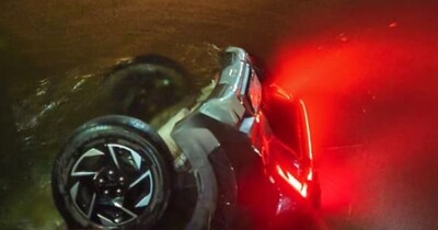 नहर में गिरी लोगों से भरी कार.