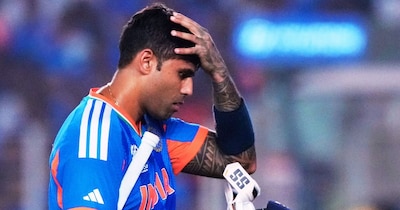 साउथ अफ्रीका के खिलाफ आउट होकर वापस लौटते भारतीय कप्तान सूर्यकुमार यादव