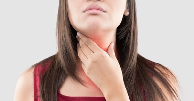 थायरॉइड का सबसे कॉमन संकेत अचानक वजन बढ़ना या घटना है.