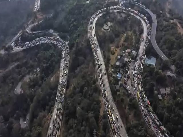 एक्सप्रेसवे पर लगा था 33 घंटे जाम, अब 5 करोड़ का टोल टैक्स लौटाएगी सरकार