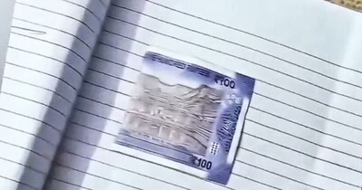 छात्र ने आंसरशीट पर चिपकाया 100 रुपये का नोट. (फोटो: X/@Nher_who)