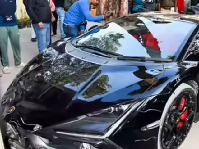 जिस लैंबॉर्गिनी कार ने कानपुर में मचाया कहर, उसके साथ सेल्फी खींच रहे लोग