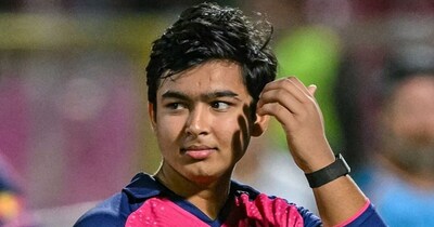 वैभव ने अपना आईपीएल शतक सिर्फ 35 गेंदों में पूरा किया. यह किसी भी भारतीय द्वारा आईपीएल में सबसे तेज शतक है और क्रिस गेल (30 गेंद) के बाद लीग का दूसरा सबसे तेज शतक. एक पारी में 11 छक्के जड़कर उन्होंने मुरली विजय के रिकॉर्ड की बराबरी की और ऐसा करने वाले सबसे युवा खिलाड़ी बने. 