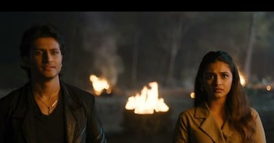 नई दिल्ली. साल 2025 बॉलीवुड और साउथ सिनेमा के लिए कई मायनों में यादगार रहा, जब बड़े-बड़े सितारों की फिल्मों ने बॉक्स ऑफिस पर रिकॉर्ड तोड़े और कई रोमांटिक व एक्शन ड्रामाओं ने ब्लॉकबस्टर का तमगा हासिल किया.  दर्शकों ने दिल खोलकर सिनेमाघरों का रुख किया और कई फिल्मों ने उम्मीद से कहीं ज्यादा कमाई कर इंडस्ट्री में नई ऊर्जा भर दी. लेकिन इसी चमक-दमक के बीच एक ऐसी फिल्म भी आई, जिसने रिलीज से पहले जबरदस्त चर्चा बटोरी, मगर पर्दे पर आते ही बुरी तरह लड़खड़ा गई. बढ़िया बजट, शानदार विजुअल्स और एक बड़े सुपरस्टार की मौजूदगी भी इसे डूबने से नहीं बचा सकी. हालत यह रही कि फिल्म अपने कुल बजट का 10 प्रतिशत भी नहीं कमा पाई.