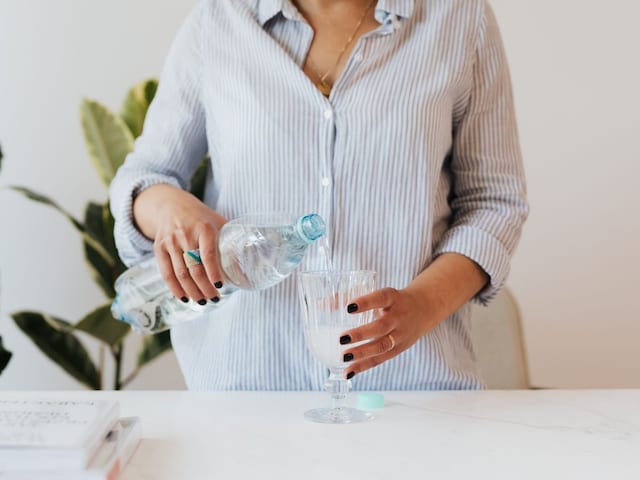 আপনি যদি দীর্ঘদিন ধরে একই পানির বোতল ব্যবহার করেন তাহলে আপনার পেটে টক্সিন জমা হচ্ছে।