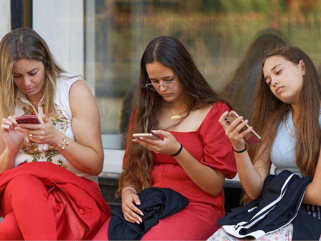 रूस में ब्‍लॉक हुआ वॉट्सऐप, 10 करोड़ यूजर्स को मिला देसी ऐप