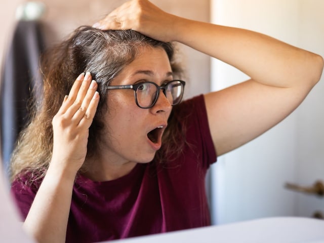 সাদা চুল আবার কালো করা কি সম্ভব? এই বিষয়ে বিজ্ঞান কি বলে