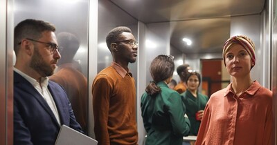 एलिवेटर में कांच लगाने का क्या कारण होता है? (प्रतीकात्मक फोटो: Canva)