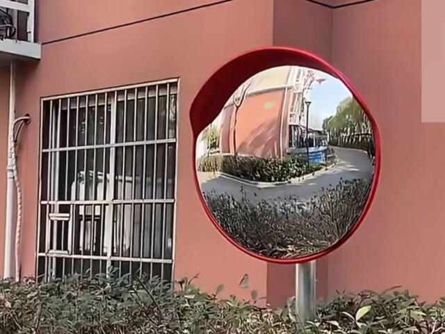Traffic mirror was installed on the road, woman rotated it to improve the structure, then...