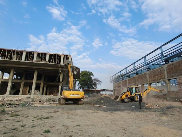 सिंहस्थ 2028 से पहले उज्जैन में अतिक्रमण को लेकर कार्रवाई, मठ पर चला बुलडोजर