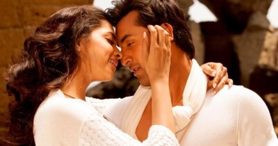 नई दिल्ली. करीब 18 साल पहले बॉलीवुड में एक चॉकलेटी बॉय ने एंट्री ली थी, जिसने अपनी पहली ही कुछ फिल्मों से साबित कर दिया था कि वह लंबी रेस का घोड़ा है. हम बात कर रहे हैं रणबीर कपूर और उनकी हिट फिल्म 'बचना ऐ हसीनों' की. साल 2008 में आई इस फिल्म में एक नहीं बल्कि तीन-तीन हसीनाओं का जलवा था. बॉक्स ऑफिस पर इस फिल्म ने अपनी लागत से दोगुनी कमाई कर धमाल मचा दिया था.