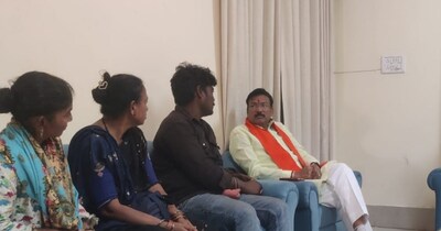 मोनालिसा के परिवार ने सांसद गजेंद्र पटेल से मुलाकात की.