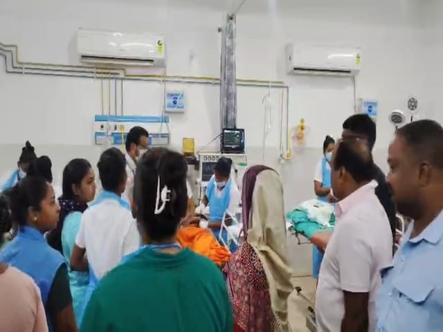 जशपुर में पलटी बस, 5 की मौत और 9 घायल, अस्पताल मिलने पहुंचीं CM की पत्नी