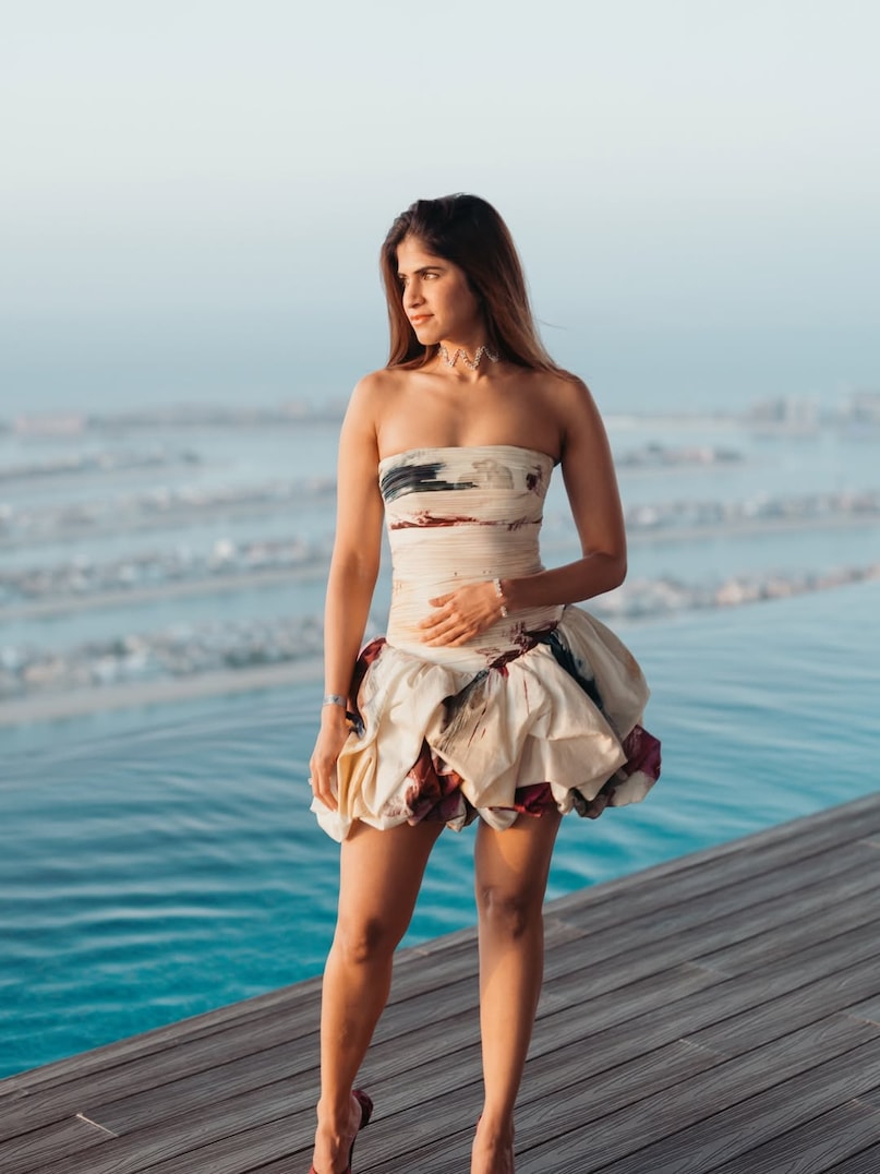 सिरीश और नयनिका ने 31 अक्टूबर 2025 को एक प्राइवेट सेरेमनी में सगाई की थी. उस वक्त कपल ने अपनी खुशियों को बेहद सादगी से सेलिब्रेट किया था. अब शादी की तारीख सामने आने के बाद फैंस के बीच उत्साह और भी बढ़ गया है.